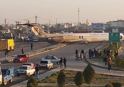 بالفيديو … خروج طائرة إيرانية عن المدرج عند هبوطها جنوب البلاد