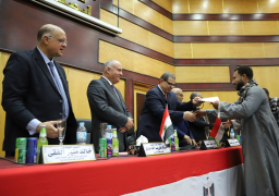 “سعفان” و”غريب” يسلمان 320 شهادة “أمان” للعمالة غير المنتظمة بقنا