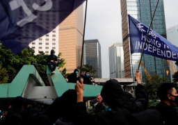 شرطة هونج كونج تفرق المحتجين بالغاز المسيل