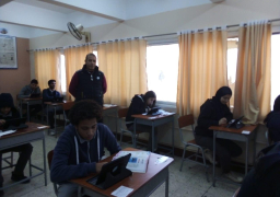 طلاب ثانية ثانوى يبدأون امتحان الأحياء والفلسفة والمنطق إلكترونيا وورقيا