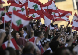 محتجون لبنانيون يلقون الحجارة على قوات الأمن قرب البرلمان