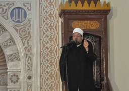 وزير الأوقاف يؤدى صلاة الجمعة بمسجد الميناء بالغردقة