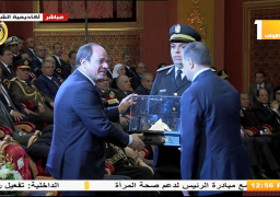 وزير الداخلية يقدم هدية تذكارية للرئيس السيسي بمناسبة عيد الشرطة