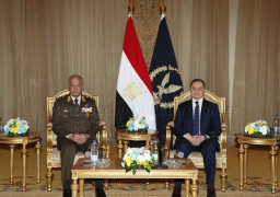 وزير الدفاع يهنئ وزير الداخلية بعيد الشرطة