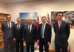 وزير النقل يبحث مع وزير النقل البريطاني التعاون المشترك في مجالات النقل المختلفة