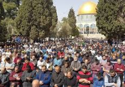 50 ألف فلسطيني يؤدون صلاة الجمعة في الأقصى