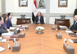 السيسي يجتمع مع مدبولي وعدد من الوزراء والمسئولين