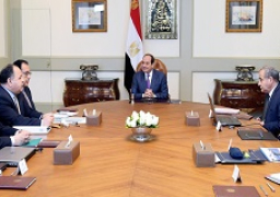 الرئيس السيسى يجتمع مع رئيس مجلس الوزراء وعدد من السادة المسئولين