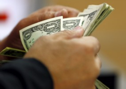 الدولار يتراجع 4 قروش أمام الجنيه ليسجل 15.60 جنيه بالمركزى مع إغلاق البنوك