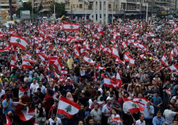 المحتجون اللبنانيون يحاصرون مقر مجلس النواب والقوات الأمن ترد بقنابل الغاز