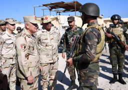 رئيس الأركان يتفقد عدد من الأكمنة والإرتكازات بشمال سيناء