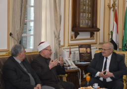 رئيس جامعة القاهرة ومفتي الجمهورية يناقشان قضايا التجديد الدينى