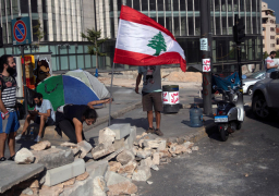 متظاهرون لبنانيون يقطعون عددا من الطرق في مناطق مختلفة