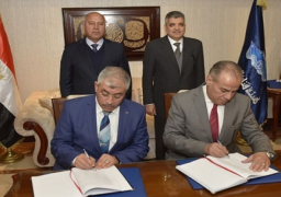 وزير النقل ورئيس هيئة قناة السويس يشهدان توقيع عقد الإلتزام الخاص بالمحطة متعددة الأغراض بميناء الإسكندرية