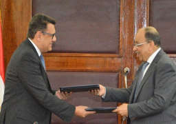 بالصور.. وزير التنمية المحلية يوقع مع البنك الأوروبي لإعادة الإعمار علي اتفاقية منحة ٨ مليون يورو لتقديم الدعم الفنى في مشروع” تطهير مصرف كيتشنر “