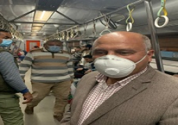 وزير النقل يفاجئ العاملين بمحطة الشهداء لمترو الأنفاق قبل ساعة ونصف من بدء توقيت حظر التجوال