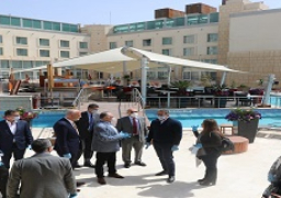 العناني يتفقد أعمال التعقيم والتطهير الجارية بأحد الفنادق بالجيزة