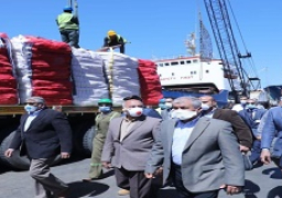 وزير النقل خلال جولته بميناء الإسكندرية لمتابعة حركة السفن والبضائع