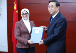 بالصور .. وزيرة الصحة تسلم هدية ورسالة الرئيس السيسى للصين