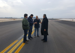 بالصور.. نائب وزير الطيران يتفقد انسيابية حركة العمل بمطار القاهرة