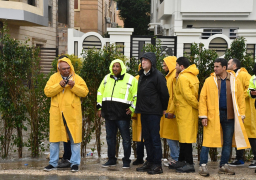 بالصور.. وزير الإسكان يتابع أعمال سحب مياه الأمطار بالقاهرة الجديدة