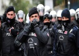 تركيا تعتقل صحفيا كشف عودة جثمان ضابط مخابرات من ليبيا