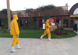 تعقيم الفنادق والمنشآت السياحية في خليج مكادي بالبحر الأحمر