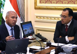 رئيس الوزراء يتابع مع وزير النقل الاجراءات الاحترازية بالمنافذ البرية والبحرية والخطوات الوقائية لمواجهة فيروس “كورونا”