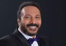 علي الحجار يقدم حفلات “أون لاين” لجمهوره فى العزل المنزلى