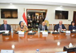 بالصور … وزراء التنمية المحلية والإسكان والبيئة ومحافظ القاهرة يستعرضون مع وفد من أهالى عزبة الزرايب الحلول الحكومية المقترحة لتطوير المنطقة