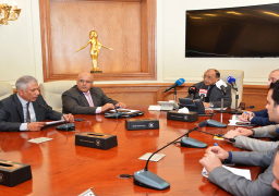 وزير التنمية المحلية يتابع الأمطار من غرفة العمليات