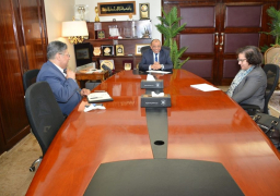 وزير التنمية المحلية يلتقى مع كبير أخصائيين بالبنك الدولى لبحث مجالات التعاون فى مشروعات تحسين جودة الهواء بالقاهرة الكبرى