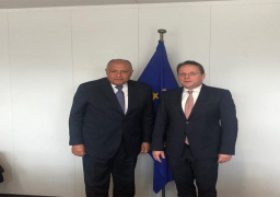 وزير الخارجية يلتقى المفوض الأوروبي لسياسة الجوار ومفاوضات التوسع