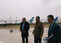 وزير الطيران المدنى يتفقد جميع مبانى الركاب بمطار القاهرة الدولى