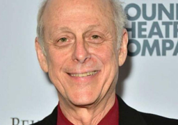 وفاة مارك بلوم نجم مسلسل “You” بسبب مضاعفات فيروس كورونا