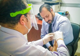 بالصور.”الهجرة” تجري اختبار الكشف عن الإصابة بكورونا للعاملين بالوزارة