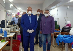 بالصور والفيديو .. محافظ القاهرة زار اليوم ورشة لتصنيع الملابس الجاهزة بمدينة الاسمرات