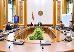 الرئيس السيسي يجتمع بوزير الدفاع وقادة الأفرع الرئيسية للقوات المسلحة