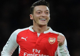 أوزيل يغرد خارج السرب ويرفض تخفيض راتبه