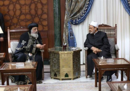 الإمام الأكبر يهنئ البابا تواضروس والإخوة الأقباط بعيد القيامة