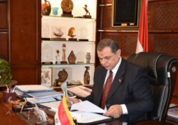 القوى العاملة : صرف 2.1 مليون جنيه منحاً اجتماعية وصحية لـ 4238 عامل غير منتظم بقنا