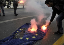 تداعيات ازمة كورونا .. إيطاليون يحرقون علم الاتحاد الأوروبى بعد تخليه عنهم