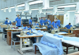 صور..مصرللطيران تشارك في تصنيع 5000 قطعة قماش لمستشفيات العزل