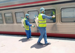 “السكك الحديدية” تواصل أعمال التطهير والتعقيم للمحطات والقطارات