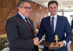 وزير السياحة والآثار يبحث هاتفيا مع نظيره اليوناني سبل التعاون المشترك