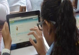 بدء امتحان الإنجليزي لطلاب أولى ثانوي في 14 محافظة من المنزل