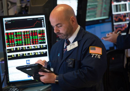 الأسهم الأميركية تهبط مع انضمام توترات التجارة لمشاكل الفيروس