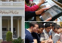 طلاب أولى ثانوى يؤدون امتحان مادة الفيزياء إلكترونيا من المنزل