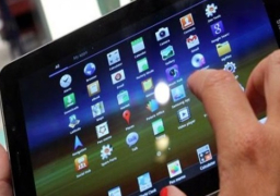 طلاب ثانية ثانوى يؤدون اليومطلاب ثانية ثانوى إلكترونيًا من المنزل