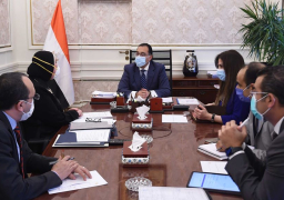 رئيس الوزراء يستعرض الاشتراطات الفنية والمستندات اللازمة لتصنيع الكمامات القماشية